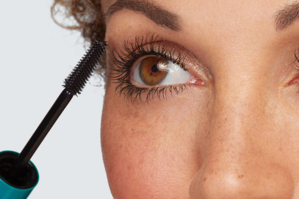 How to Apply Mascara for Maximum Volume and Length